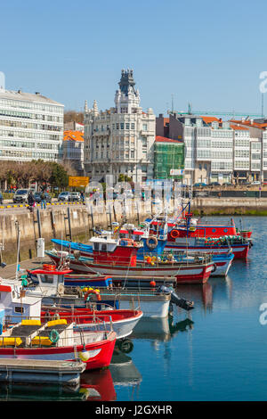 LA CORUNA, Spanien-26. März 2012: Hafen von La Coruna, Galicien, Spanien. Der Haupthafen Aktivitäten sind Angeln, Kohle, Container und Öl. Stockfoto