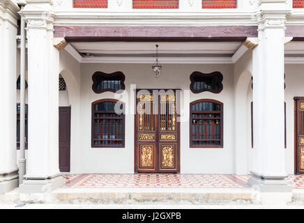 GEORGE TOWN, MALAYSIA - März 22: Fassade der alten historial Shophouse am 22. März 2016 in George Town, Malaysia. Stockfoto