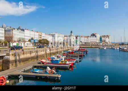 LA CORUNA, Spanien-26. März 2012: Hafen von La Coruna, Galicien, Spanien. Der Haupthafen Aktivitäten sind Angeln, Kohle, Container und Öl. Stockfoto