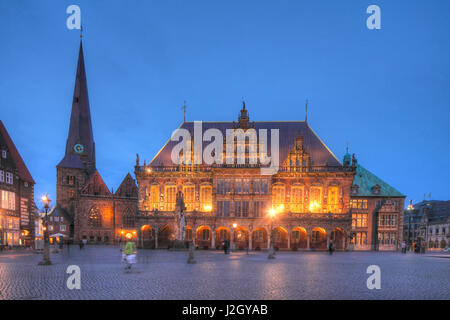 Altes Rathaus bin Marktplatz Bei Abenddaemmerung, Bremen, Deutschland I Rathaus am Marktplatz bei Dämmerung, Bremen, Deutschland, Europa Stockfoto