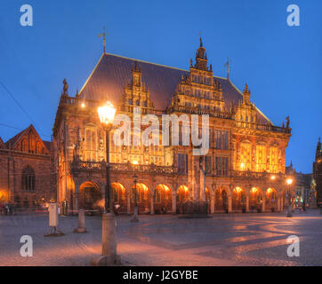 Altes Rathaus bin Marktplatz Bei Abenddaemmerung, Bremen, Deutschland I Rathaus am Marktplatz bei Dämmerung, Bremen, Deutschland, Europa Stockfoto