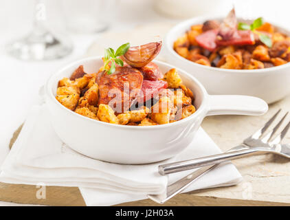 Spanische Migas Gericht mit Chorizo, Knoblauch und Semmelbrösel Stockfoto