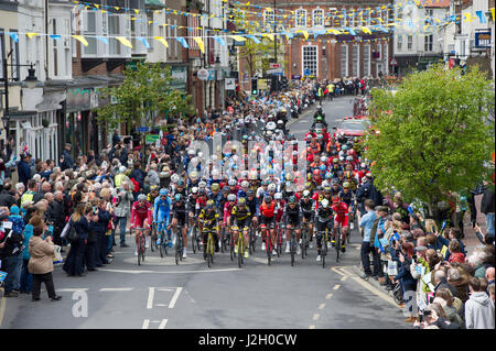 Das Hauptfeld auf der Bühne passiert man die 2017 Tour De Yorkshire Radrennen als es durch die Innenstadt von Driffield in East Yorkshire Stockfoto