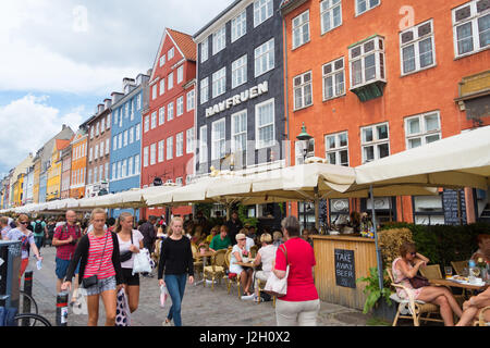 Kopenhagen, Dänemark - 31. Juli 2016: Berühmte Nyhavn mit seinen bunten Gebäuden Promenade. Es ist eines der berühmtesten Wahrzeichen des Landes Stockfoto
