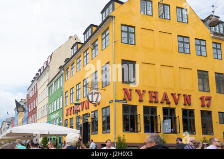 Kopenhagen, Dänemark - 31. Juli 2016: Berühmte Nyhavn mit seinen bunten Gebäuden Promenade. Es ist eines der berühmtesten Wahrzeichen des Landes Stockfoto