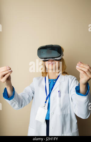 Mädchen in virtual-Reality-Brille sieht Röntgenaufnahme Stockfoto