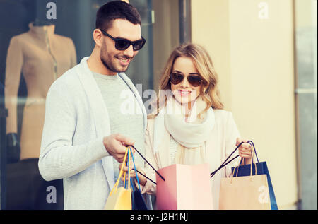 Brautpaar mit Einkaufstüten am Schaufenster Stockfoto