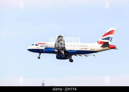 HAMBURG - SEPTEMBER 08: British Airways Airbus A320 Rollen um aus HAMBURG am 8. September 2014 abheben. British Airways wenn Flag Carrier Fluglin Stockfoto