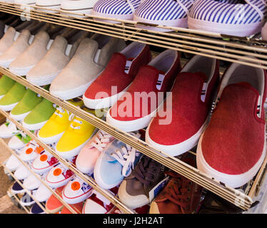 Es gibt viele Schuhe zum Verkauf. Diverse Schuhe Stockfoto