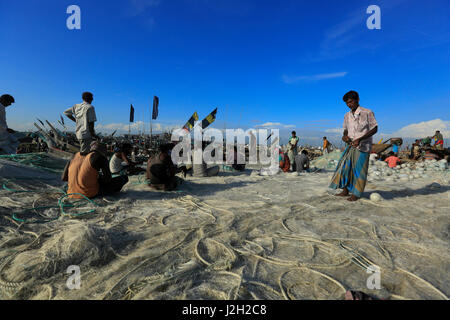 Fischer Flicken ihre Netze am Fisheryghat in Chittagong, Bangladesch. Stockfoto