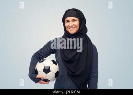 glücklich Muslima Hijab mit Fußball Stockfoto