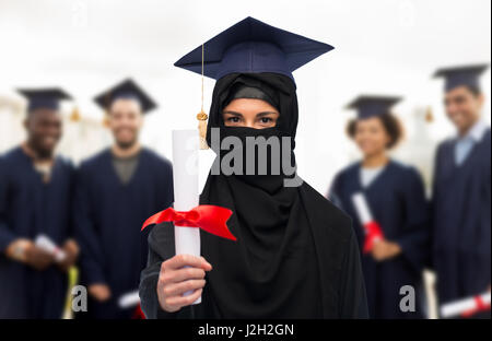 muslimische Schüler Frau Hijab mit Diplom Stockfoto