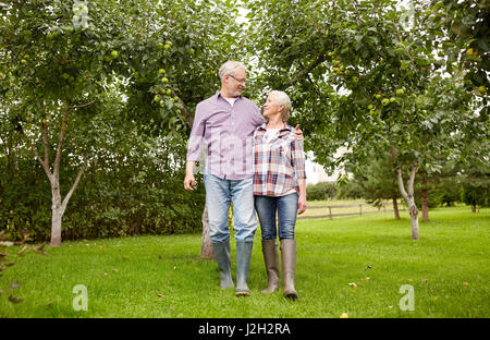 gerne älteres paar umarmt im Sommergarten Stockfoto