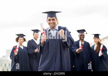 glückliche Schüler mit Diplom Abschluss feiern Stockfoto