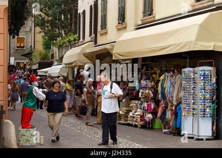 Straße Entertainer mit Touristen in Limone, Gardasee, Italien Stockfoto