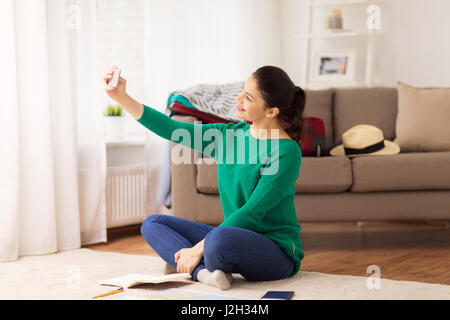Frau mit Smartphone die Selfie zu Hause Stockfoto
