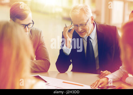 Architekten mit TabletPC und Blaupause im Büro Stockfoto