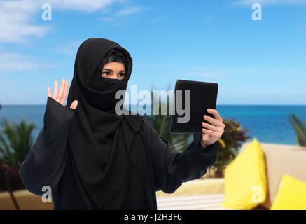 Muslima Hijab mit Tablet-pc mit chat Stockfoto