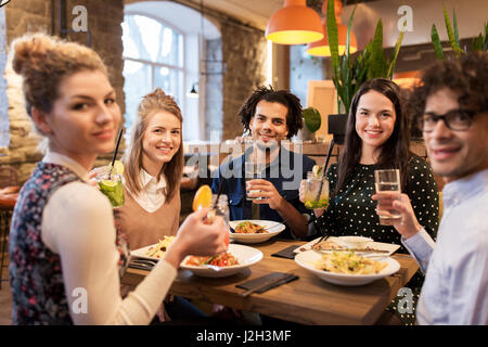 Glückliche Freunde Essen und trinken im restaurant Stockfoto