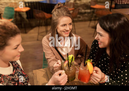Glückliche Freunde Klirren Getränke im restaurant Stockfoto