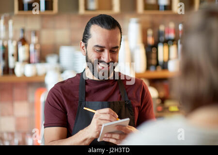 Mann oder Kellner servieren Kunden in Bar Stockfoto