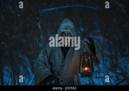 Close-up Portrait von Tod mit einer Sense, Schrecken und Angst verursachen. Stockfoto