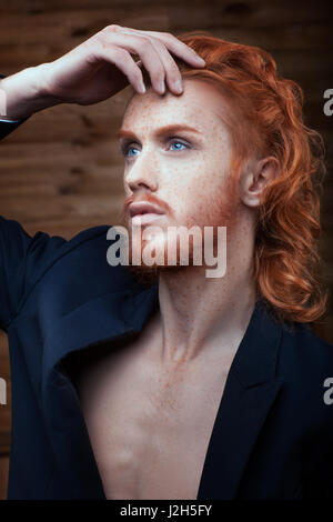 Porträt eines Mannes mit roten Haaren, er ist Metrosexual. Stockfoto
