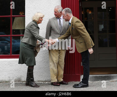 Der Prinz von Wales und die Herzogin von Cornwall, bekannt als der Herzog und die Herzogin von Rothesay in Schottland, besuchen Sie die Geschäfte in Ballater, Aberdeenshire. Stockfoto