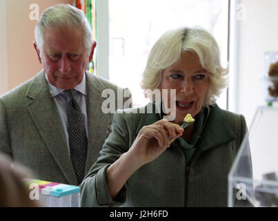 Versuchen Sie der Prinz von Wales und die Herzogin von Cornwall, bekannt als der Herzog und die Herzogin von Rothesay in Schottland, Eis während eines Besuchs in Shorty es Eisdiele in Ballater, Aberdeenshire. Stockfoto