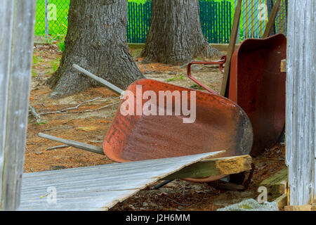 Bereit für gute Gebrauch leer leere Schubkarre Metall. Stockfoto