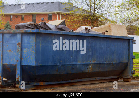 Container über fließende Müllcontainer voll mit Müll Stockfoto