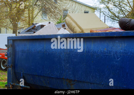 Container über fließende Müllcontainer voll mit Müll Stockfoto