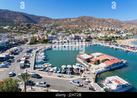 Elounda, Griechenland - 14. Oktober 2016: Angelboote/Fischerboote ankern in der Bucht von Elounda, Herbstzeit Stockfoto