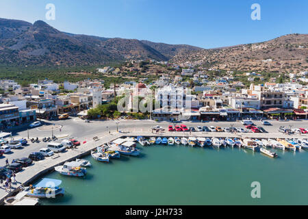 Elounda, Griechenland - 14. Oktober 2016: Angelboote/Fischerboote ankern in der Bucht von Elounda, Herbstzeit Stockfoto