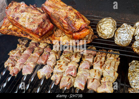 frische heiße Grillhähnchen Schaschlik Grill auf Raster über Holzkohle Fleisch-Spieße Stockfoto