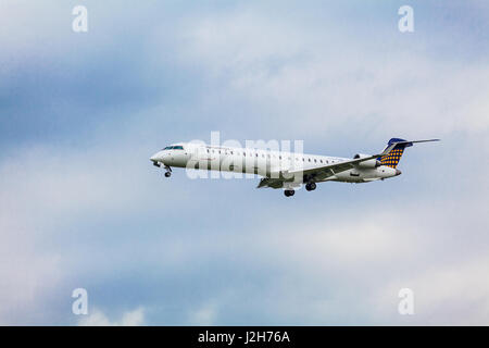 Eurowings Canadair CL-600-2 D 24 Regional Jet CRJ-900LR-D-ACNW landen, Deutschland, Flughafen HAMBURG, 8. September 2014 Stockfoto