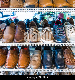 Es gibt viele Schuhe zum Verkauf. Diverse Schuhe Stockfoto