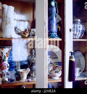 Regalen der Vasen und Geschirr. Stockfoto