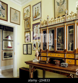 Antiker Schrank im Country-Stil-Zimmer. Stockfoto