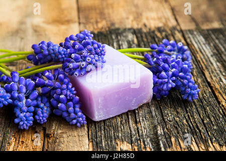 Handgemachte Naturseife lila Blüten auf hölzernen bo Stockfoto