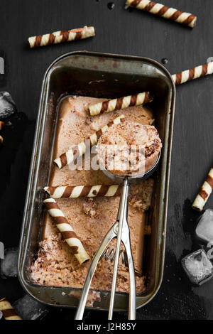 Leckere hausgemachte Schokolade Eis in ein Tablett mit Schaufel Stockfoto