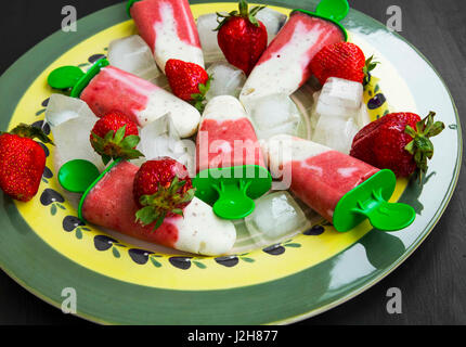 Joghurt und Erdbeeren Eis am Stiel-Desserts mit Erdbeeren Früchte und Eiswürfeln Stockfoto