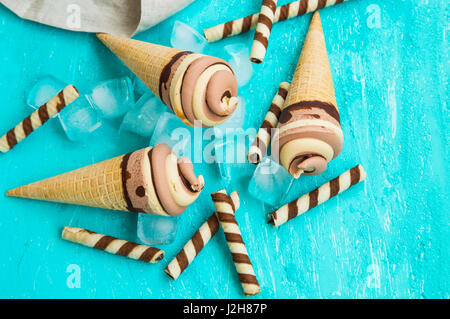 Schokolade und Karamell Eis cremig Spiralen in Waffelkegeln, leckeren desserts Stockfoto
