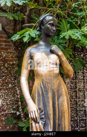 Statue der Julia in Verona, Italien. Das Julia-Statue am Haus der Julia ist eines der beliebtesten und symbolische Sehenswürdigkeiten in Verona, Italien. Stockfoto