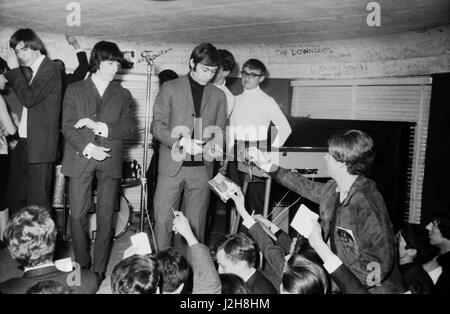 Charlie Watts und Bill Wyman, Mitglieder der Rolling Stones, Autogramme auf der Bühne des Golf-Drouot in Paris im Jahre 1965. Foto André Crudo Stockfoto