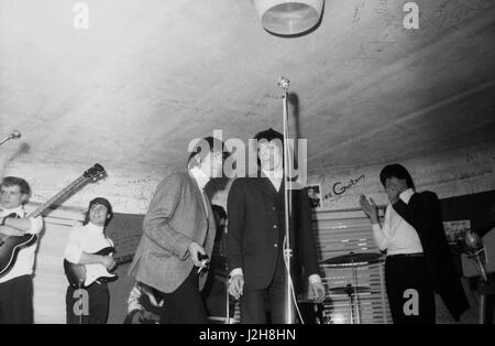 Keith Richards und Bill Wyman, Mitglieder der Rolling Stones auf der Bühne des Golf-Drouot in Paris im Jahre 1965. Foto André Crudo Stockfoto