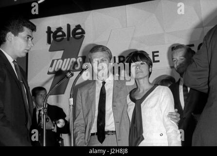 Steve McQueen und Frau Neile Adams bei der Charity-Auktion wo Gilbert Bécaud das Winchester-Gewehr erwarb verwendet von McQueen in der TV-Serie "Wanted Dead or Alive".  Hotel Ritz in Paris, 1963 Foto André Crudo Stockfoto