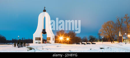 Komplexe Denkmal "Memory" im Gedenken an gefallene im großen Vaterländischen Krieg in Nachtlichter Beleuchtung. Dobrush, Region Gomel, Weißrussland. Winterabend. Stockfoto