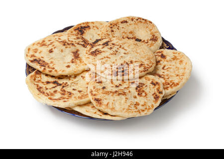 Traditionelle marokkanische Pfannkuchen, Meloui zum Frühstück auf weißem Hintergrund Stockfoto