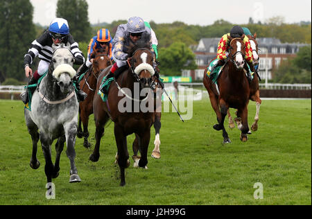 Staatsschulden, geritten von James Sullivan (links) gewinnt die bet365-Meile bei bet365 klassische Schnuppertag in Sandown Park Pferderennbahn Sandown. Stockfoto